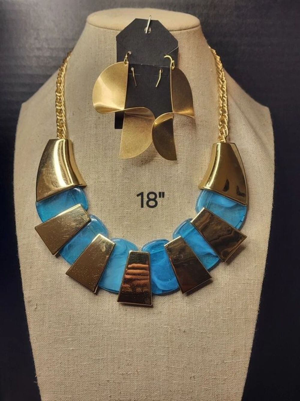 33. Bold geometric necklace